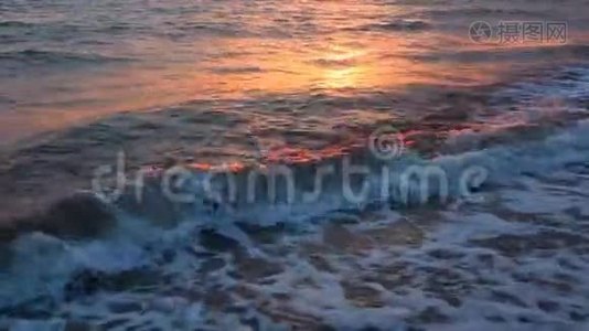 海浪翻滚上岸的特写，低角度的视野，慢镜头日出或日落时间视频
