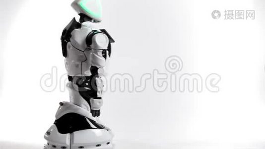 现代机器人技术。 白色工作室里的机器人。 安卓系统进入白色背景。 显示自己视频