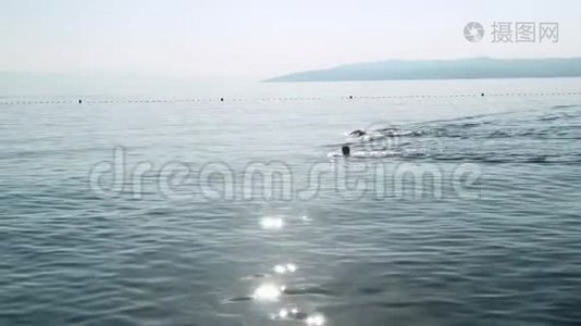 日落时分，两个人沿着海滨游泳视频