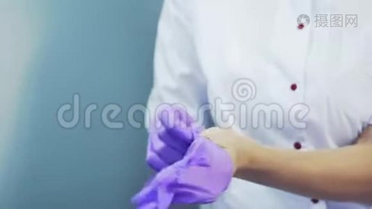 医生美容医生穿着医用外套，在美容院戴上手套。 保健和医疗视频