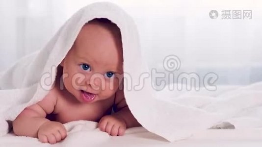 迷人的新生儿洗澡后笑视频