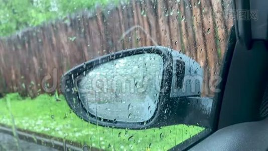 侧窗和车镜上的雨滴视频
