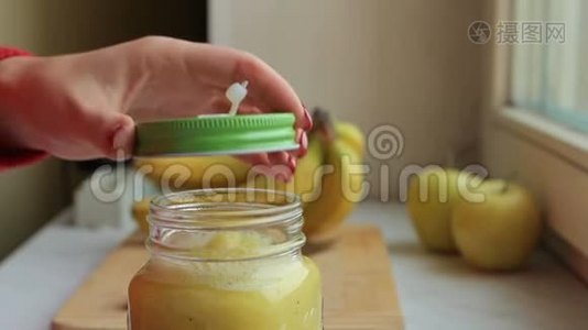 女孩关上水果冰沙，插入一根稻草视频