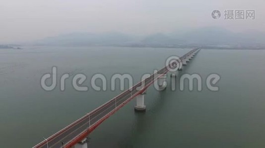 韩国庆南、韩国、亚洲香江、香江大桥的鸟瞰图视频
