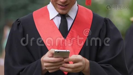 男性大学毕业生在智能手机上查看电子邮件，使成功成为签名视频