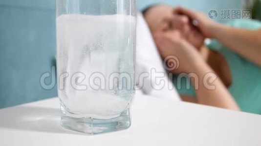 慢动作视频：女人躺在床上，患偏头痛，用阿司匹林看一杯水视频