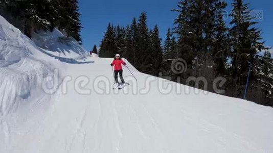 滑雪者滑下冬季蜿蜒的山坡视频