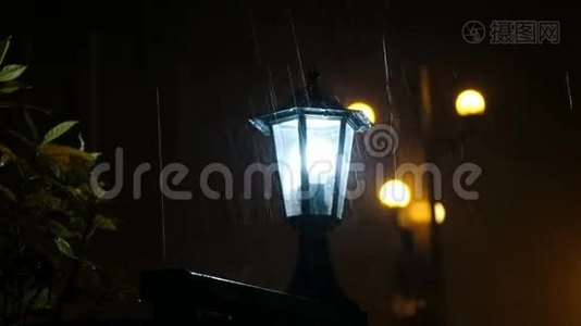 雨点打在路灯上，灯光照亮了水的特写视频