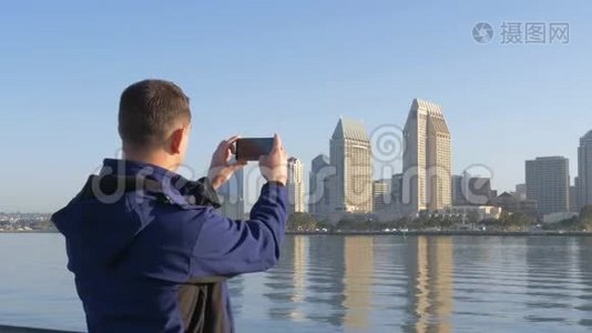 男人用电话拍照。 城市生活。视频