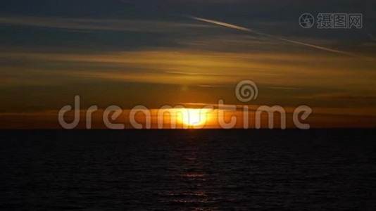 地中海上温暖平静的日落，水面上金色的灯光视频