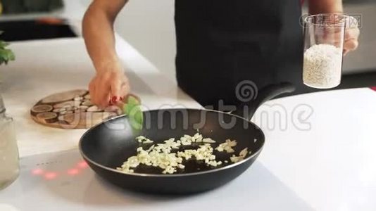 无法辨认的女性烹饪意大利烩饭的中段拍摄视频