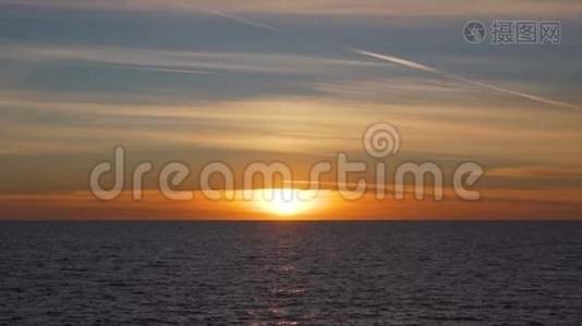 地中海上温暖平静的日落，水面上金色的灯光视频