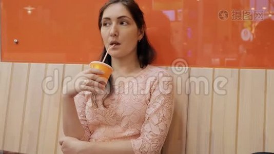 咖啡屋里的女人喝果汁视频