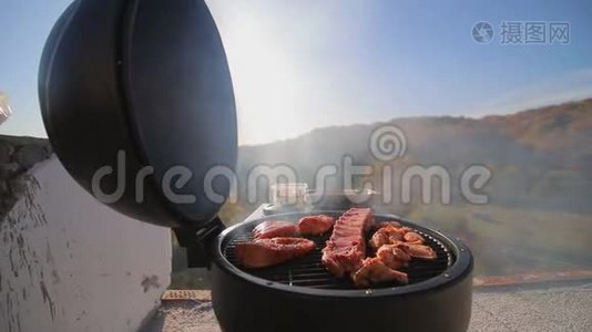 一块块肉，鸡，排骨，火上煎.. 在屋顶上烧烤肉，与一个美丽的视频