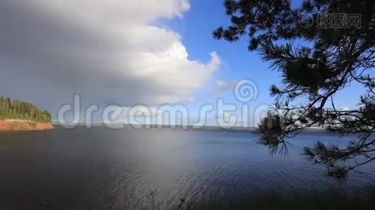 美丽的夏季景观与森林，阳光和河流。 天边的云雨..视频