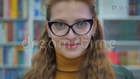 城市大学图书馆《眼镜阅读》中的年轻漂亮女子微笑少女画像。视频