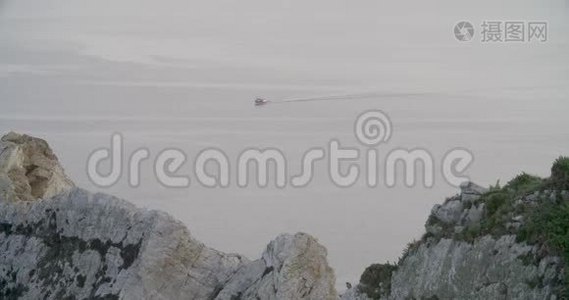 一艘船在远处航行的海景视频