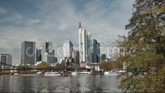 大都市的全景，有摩天大楼、河流和公园。 德国，法兰克福。视频