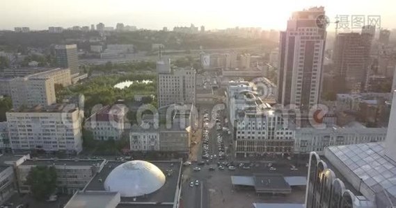 日出在城市上空，特写在现代市中心基辅天际线建筑的轮廓。 4k4096x2160像素视频