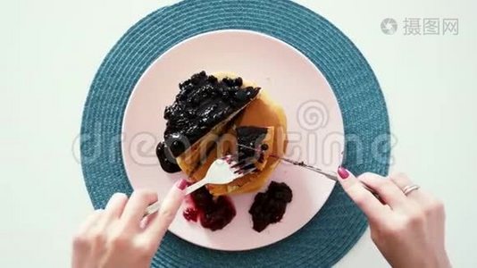 女人吃浆果薄煎饼，刀叉，顶景，早上早餐视频