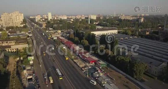 道路景观。鸟瞰城市道路和工业建筑。4k 4096 x 2160像素视频