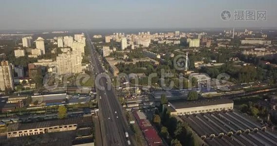 道路景观。鸟瞰城市道路和工业建筑。4k 4096 x 2160像素视频