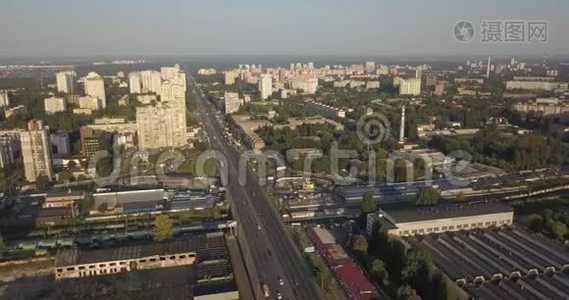 道路景观。鸟瞰城市道路和工业建筑。4k 4096 x 2160像素视频