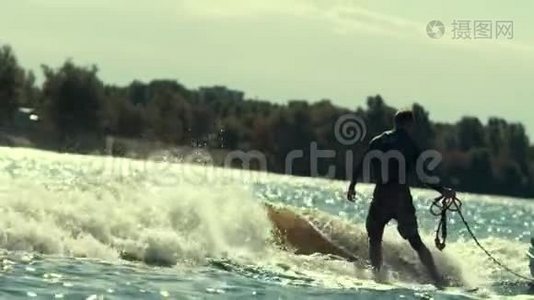 活跃的运动员在河上的波浪上冲浪，扔绳子视频