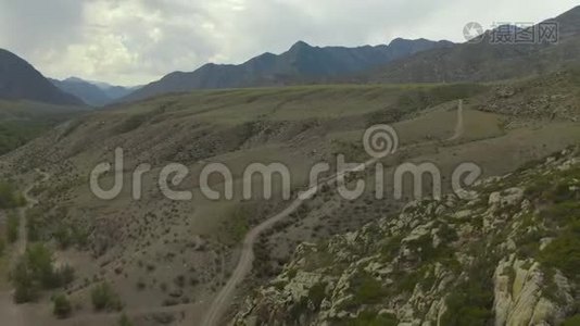 空中无人驾驶飞机拍摄的画面，画面背景是山和湖，穿过美丽的风景视频