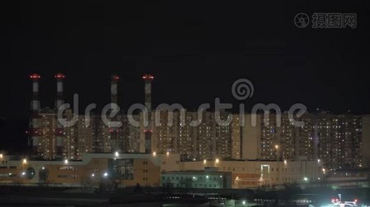 夜间城市公寓综合体和热电厂视频