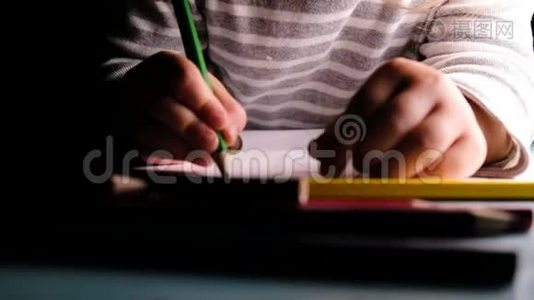 小女孩在一张纸上画绿色铅笔特写视频