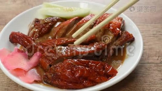 烤鸭肉和腌制姜汁，用筷子在盘子上采摘视频