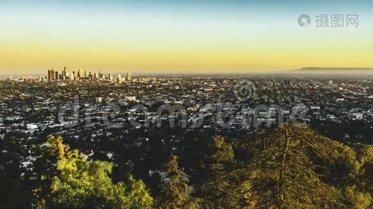 4k时间推移电影剪辑洛杉矶航空日落面对洛杉矶市中心天际线黄昏与史诗粉色视频