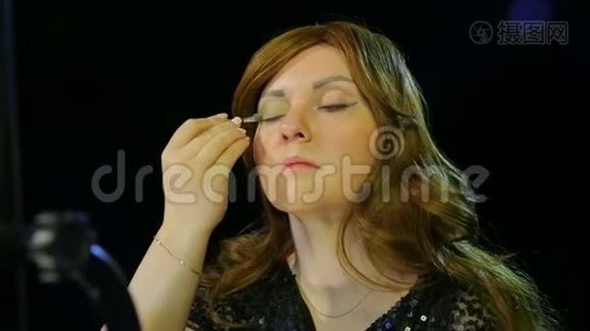化妆室里的红发女演员让眼球准备登台视频