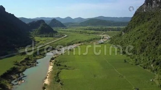 高原丘陵之间有田野河流的山谷视频