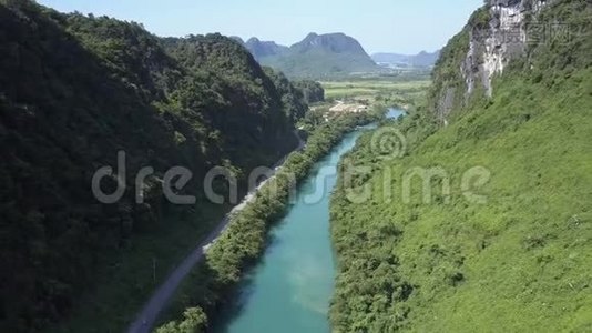 鸟瞰绿色峡谷中的河流和公路视频