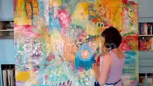 女艺术家女女孩在艺术工作室用画笔绘制彩色绘画。 画笔绘画视频
