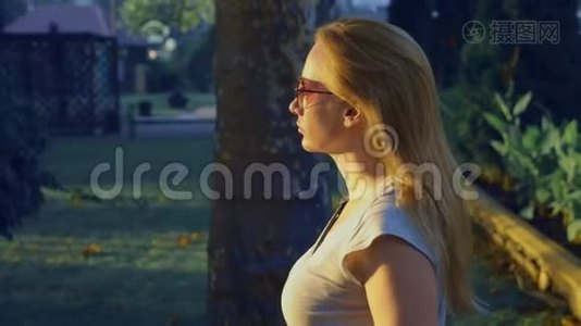 一个年轻的蓝眼睛女人站在商场的公园里的肖像。 4. 慢镜头拍摄。视频