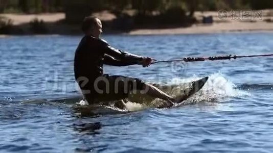 在阳光明媚的日子里，烘焙师在波浪上骑着船。 极限水上运动视频