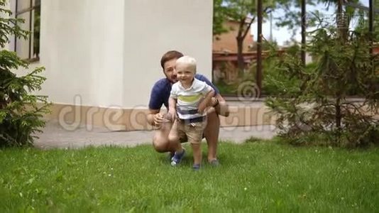带着他可爱的小儿子微笑的父亲。 男孩向他母亲跑去。 很快乐。 年轻的母亲拥抱金发女郎视频