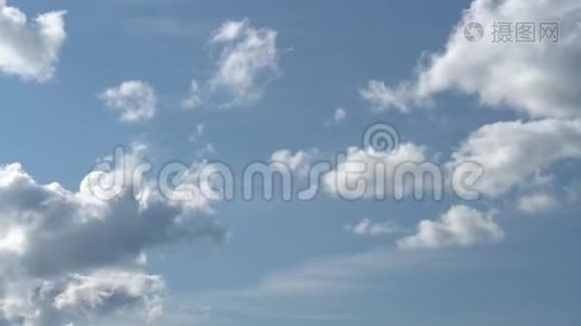 只有夏天的蓝天上有两层移动的灰色云。 全高清延时镜头视频