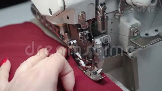 在电锁上拍摄裁缝衣服视频