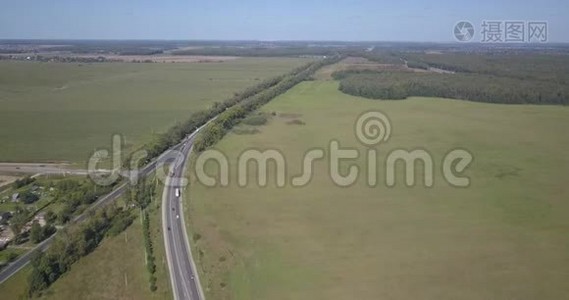 基辅绿野之间的孤独之路，阿里尔拍摄，飞越4k4096x2160像素视频
