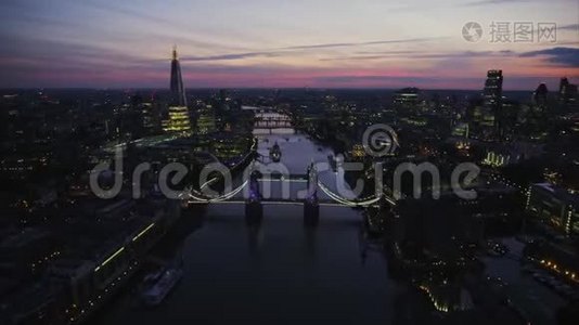 夜间空中无人机全景伦敦市中心城市景观泰晤士河上明亮的灯光视频