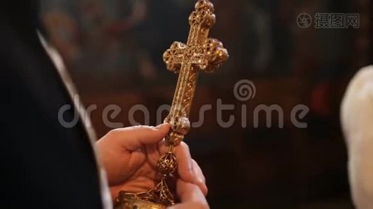 基督教会的圣十字架在牧师手中视频