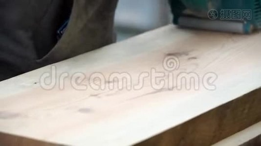 工人们正在用一台机器打磨一块木头视频