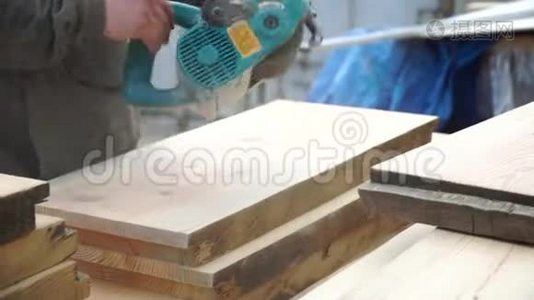 工人们正在用一台机器打磨一块木头视频