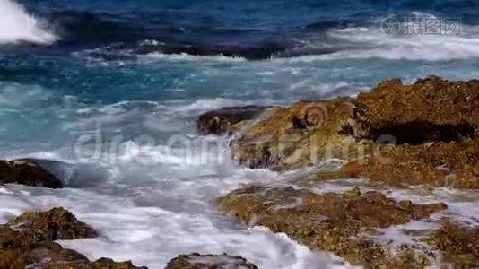 海浪在岩石上破碎视频