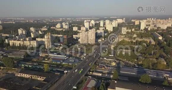 道路景观。鸟瞰城市道路和工业建筑。4k 4096 x 2160像素视频