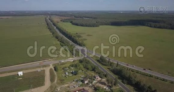 基辅绿野之间的孤独之路，阿里尔拍摄，飞越4k4096x2160像素视频